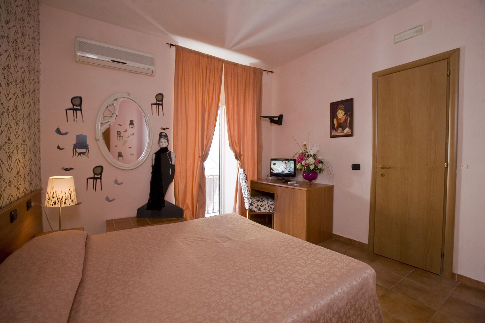 Cineholiday Hotel Nápoles